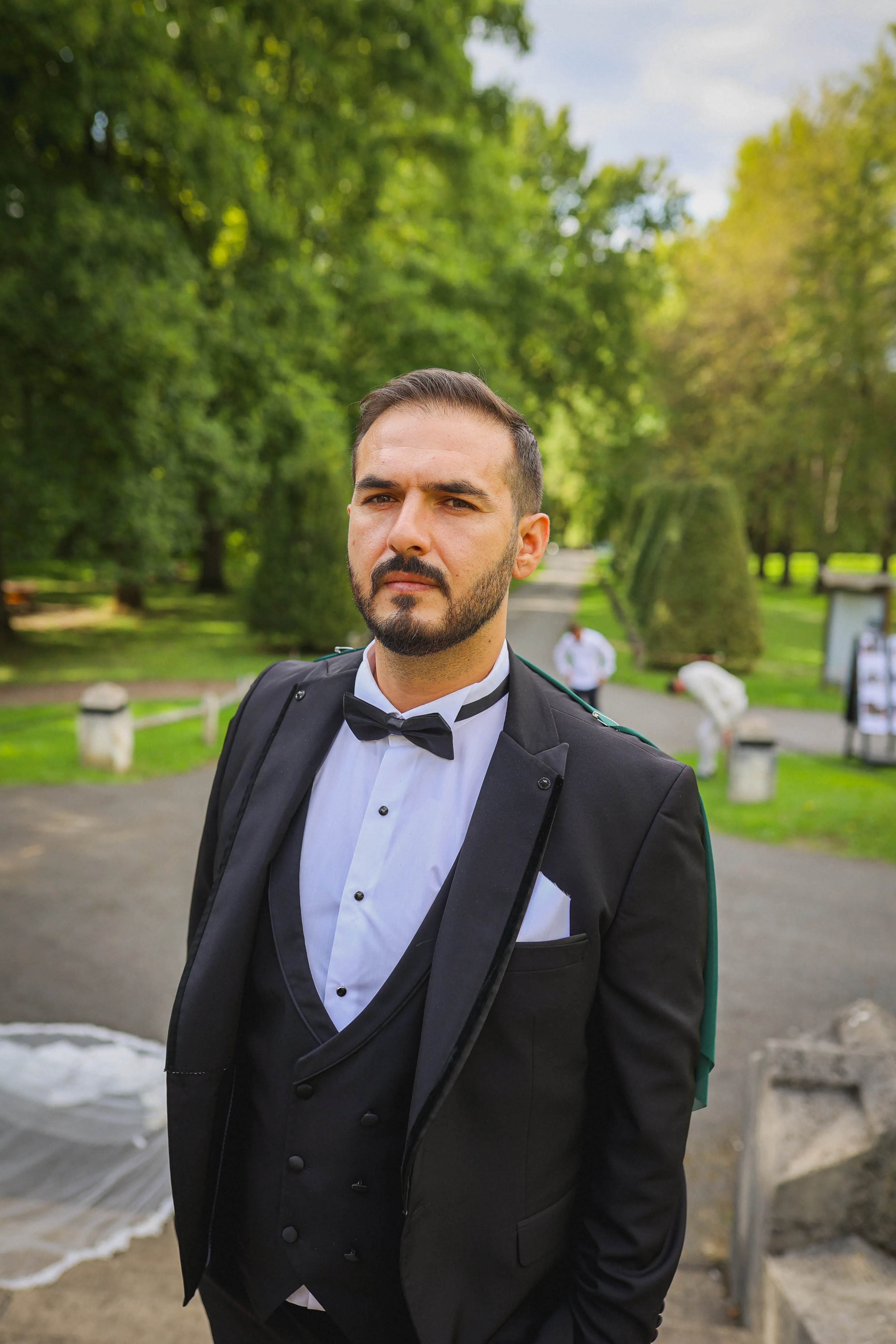 Portrait du marié dans le parc du lieu de réception